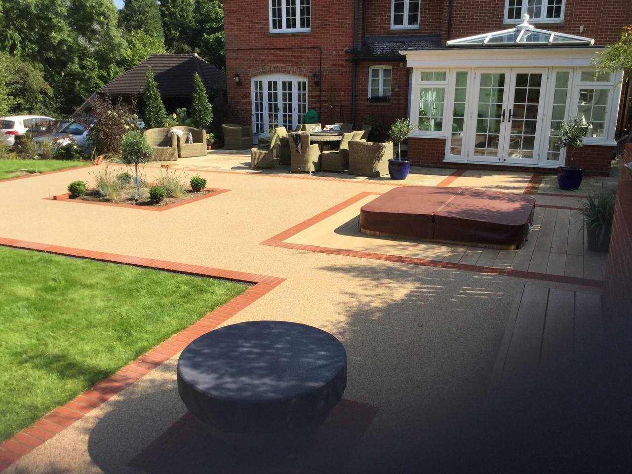 This is a photo of a resin patio installed in Stoke-On-Trent by Stoke-On-Trent Resin Driveways